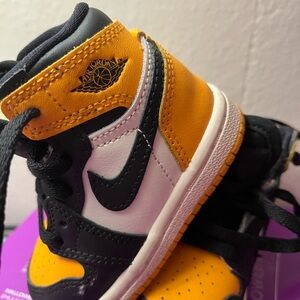 Jordan Kids High-Top Sneakers in Yellow, Black & White